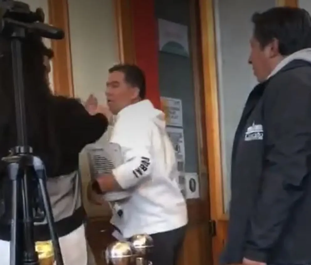 El momento de la agresión en el Concejo. Foto: Captura de video