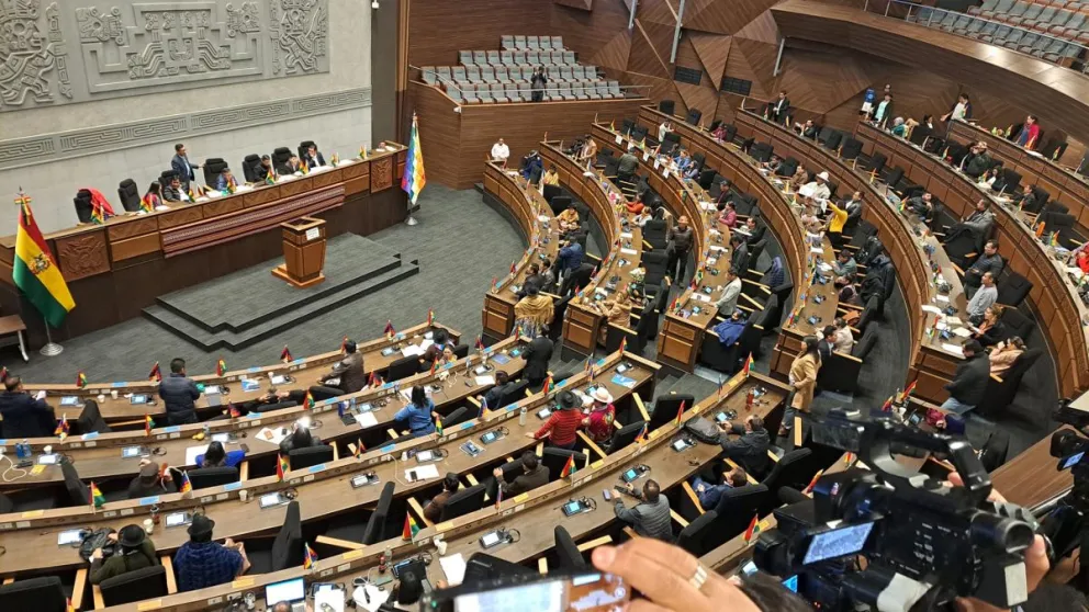 La sesión plenaria fue retomada luego de dos cuartos intermedios y varios incidentes y trifulcas en la testera del Hemiciclo. Foto: DTV
