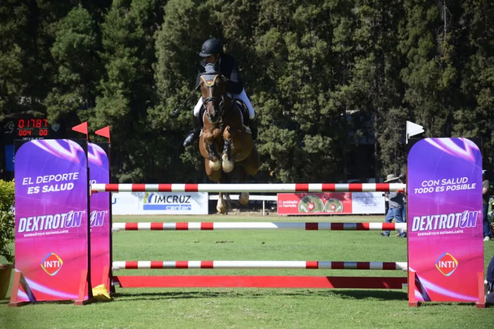 Fernando Bedoya Alipaz realiza un salto con BM Armagnac. Foto: Starlink Producciones.