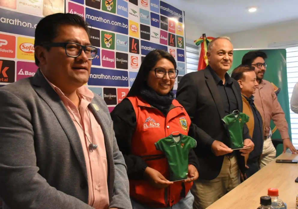 El presidente de la FBF, Fernando Costa, junto a la Alcaldesa de El Alto, Eva Copa, junto a personeros de la Alcaldía alteña y de la FBF. Foto APG
