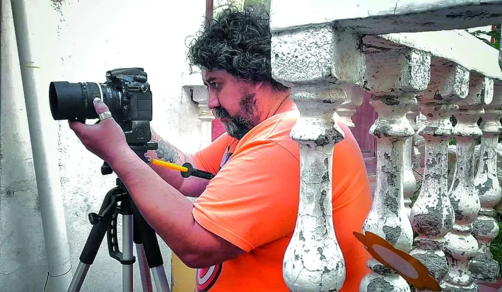 El  fotógrafo Marcelo Meneses en plena labor. Foto: Marcelo Meneses