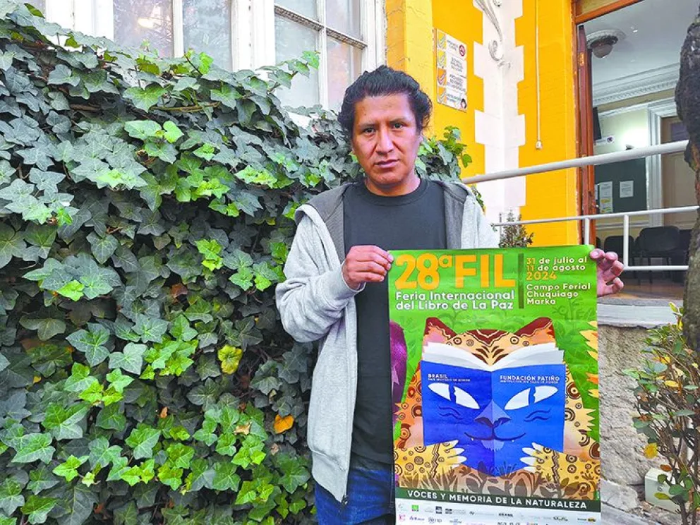 Óscar Zalles muestra el afiche que diseñó para la Feria Internacional del Libro de La Paz. FOTO: Wara Arteaga / visión360