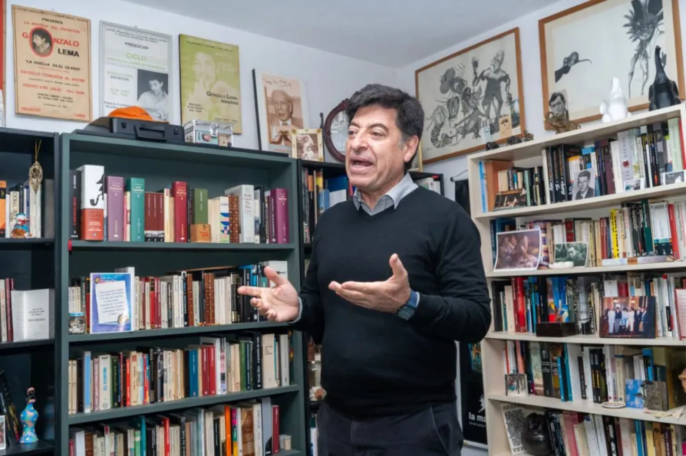 Gonzalo Lema en su biblioteca. El escritor ha publicado 25 libros, entre cuentos y novelas. Esta semana presentará el cuarto tomo de la serie Santiago Blanco, con Plural. FOTO: Cortesía Gonzalo Lema