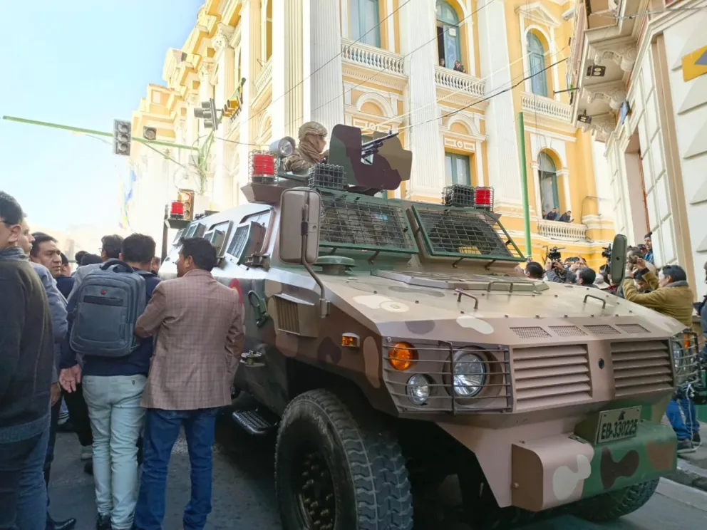 Un carro de asalto en la plaza Murillo el pasado 26 de junio. Foto: ABI