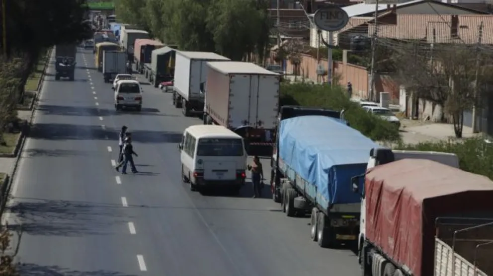 Filas de vehículos que se formaron en los últimos días a la espera de cargar diésel. Foto: APG