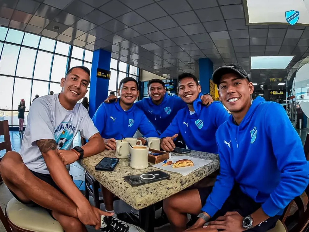 Los jugadores celestes antes de abordar la aeronave que los trasladó a Santa Cruz. Foto Bolívar