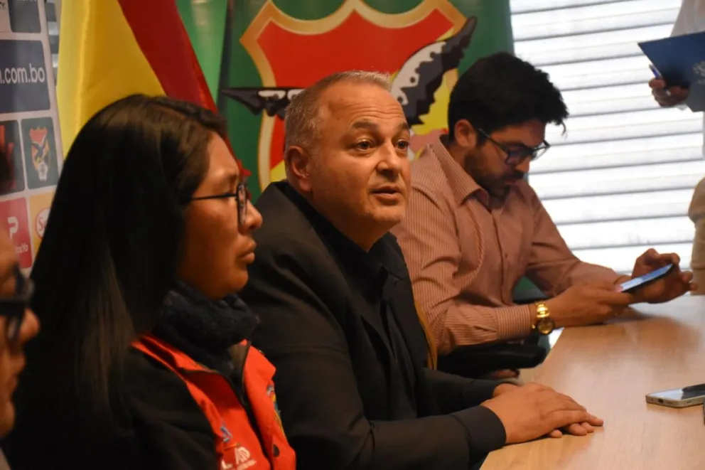 El presidente de la FBF, Fernando Costa, junto a la Alcaldesa de El Alto, Eva Copa. Foto APG