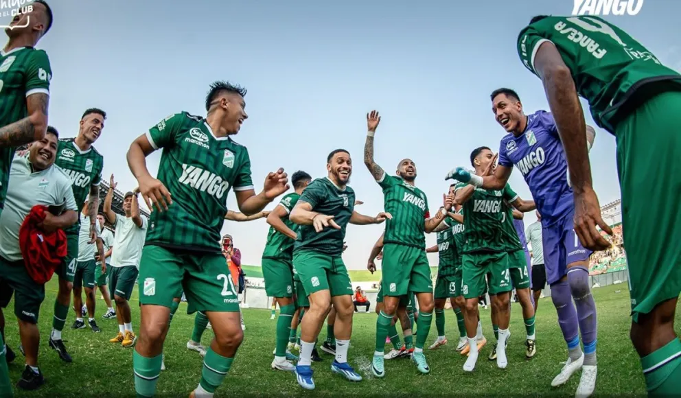 Los jugadores de Oriente Petrolero celebran con alborozo tras ganar uno de sus encuentros. Foto Oriente Petrolero