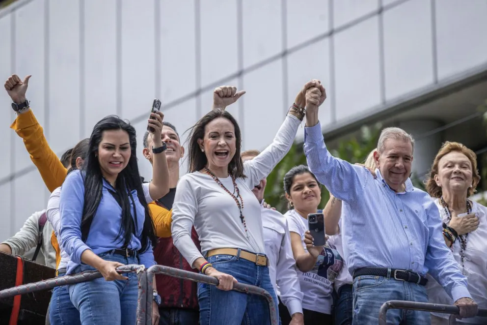 La líder opositora venezolana María Corina Machado (2-i) y el candidato a la presidencia de Venezuela Edmundo González Urrutia (d) participan en una manifestación de apoyo el pasado martes, en Caracas. Foto: EFE