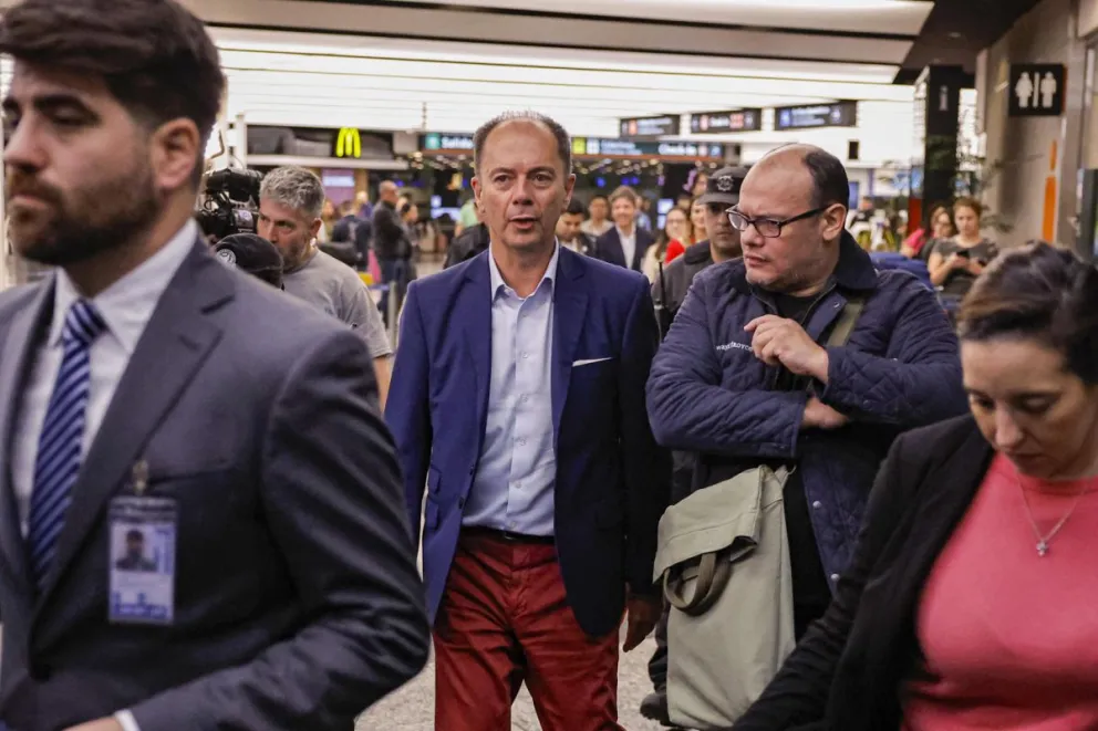 Nicolás Mangiarotti (c), encargado de negocios en la embajada de Argentina en Venezuela, llega al aeropuerto de Ezeiza (Buenos Aires) después de ser expulsado de Venezuela por el gobierno de Nicolás Maduro, este sábado. Foto: EFE