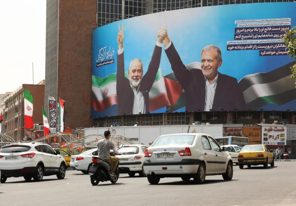 Carteles en Teherán del presidente iraní, Masud Pezeshkian (D), y el fallecido líder de Hamás Ismail Haniyeh (I). Foto: EFE