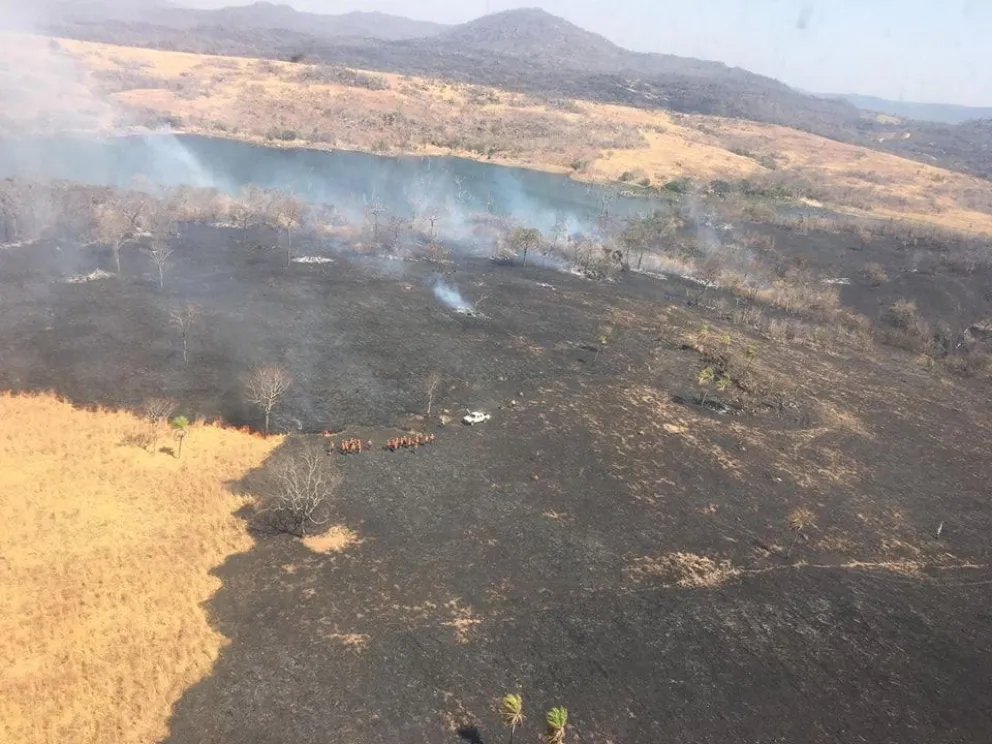 Una toma aérea permite ver como se encuentran los incendios. Foto: ABI
