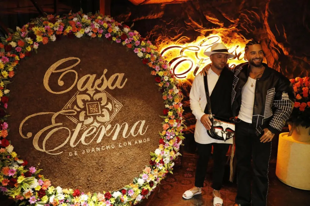 El cantante colombiano Maluma posa para una fotografía junto a un silletero durante la inauguración de su restaurante 'Casa Eterna' este 2 de agosto de 2024, en Medellín (Colombia).EFE/Luis Eduardo Noriega Arboleda