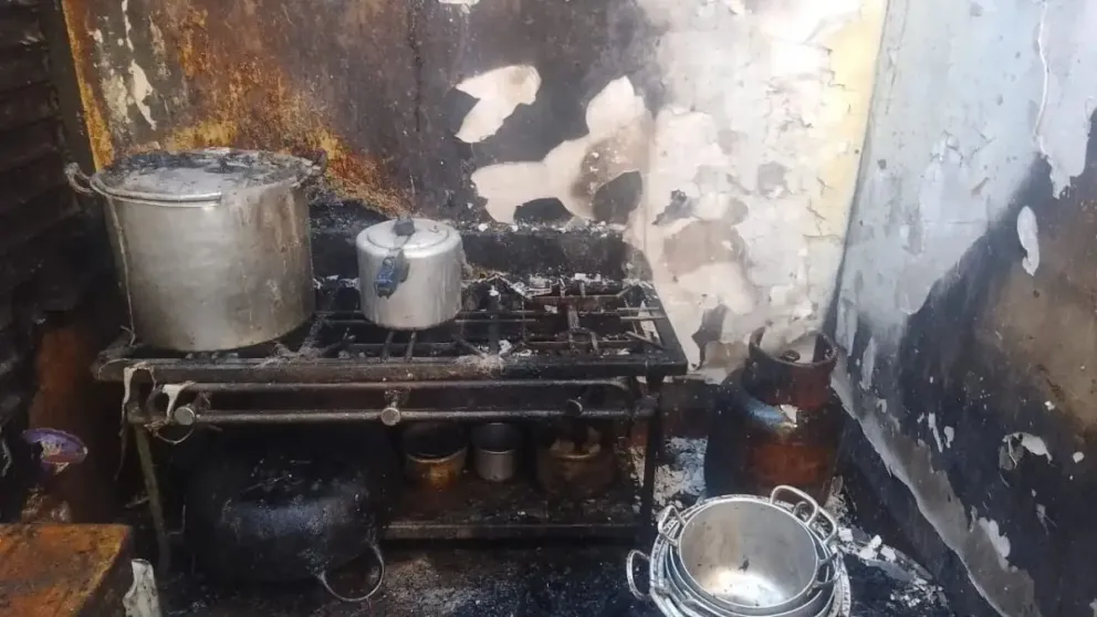 Así quedó la cocina en el puesto de ventas donde comenzó el incendio. Foto:AMUN