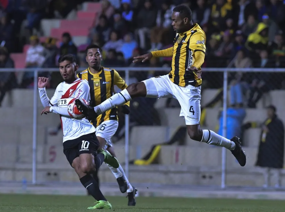 Enoumba se esfuerza para rechazar la pelota en el partido del jueves entre Always y The Strongest. Foto: APG