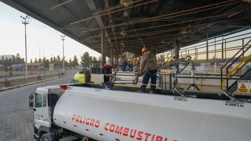 Camiones cisternas de YPFB con combustible para su comercialización. Foto: YPFB