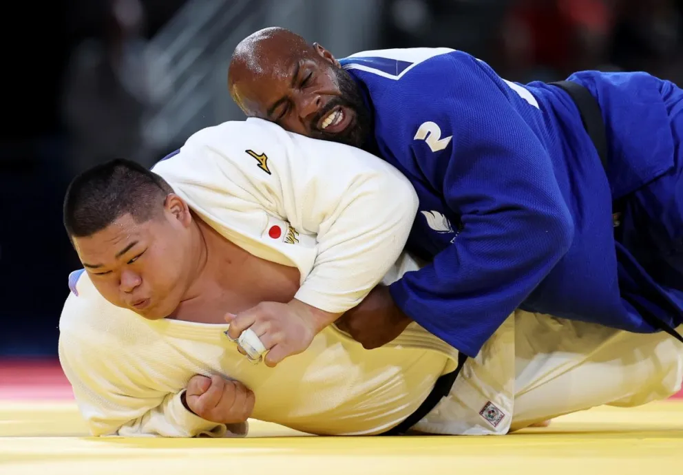 Teddy Riner (de azul) es el judoca francés más laureado de la historia. Foto: EFE.