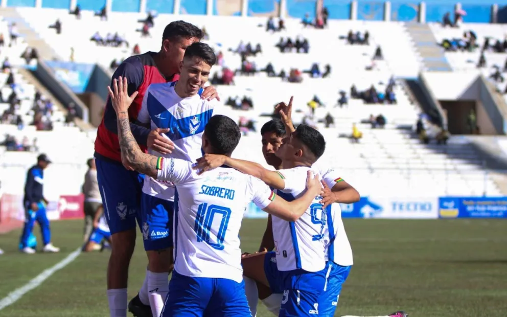 Sanguinetti, Sobrero (10) y otros jugadores de GV San José celebran el primer gol. Foto: APG
