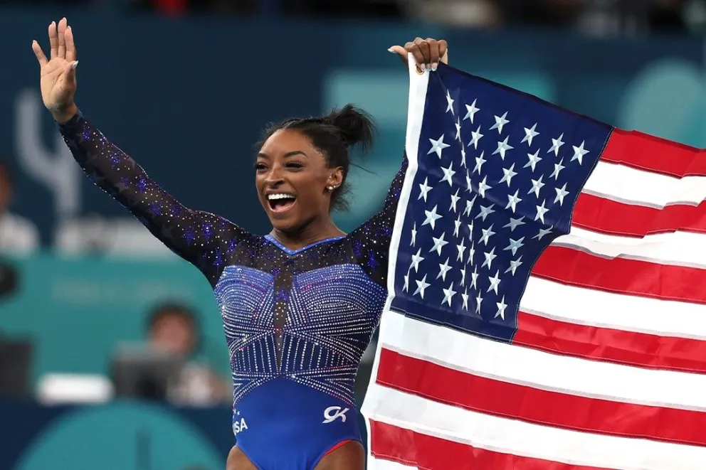 La gimnasta estadounidense Simon Biles festeja una de sus medallas de oro en París. Foto: París 2024