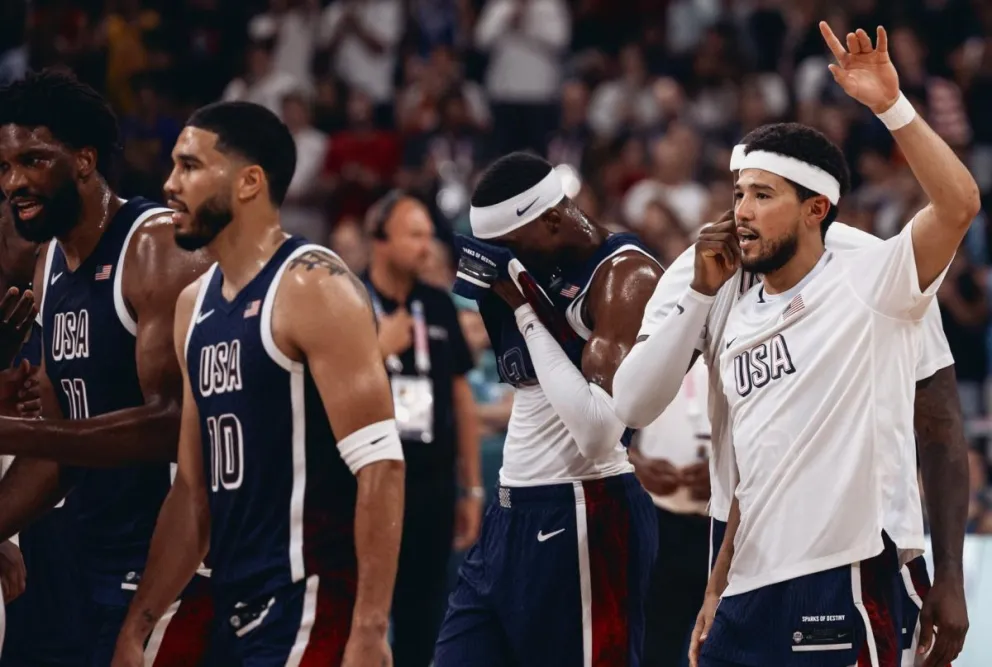 Jugadores de Estados Unidos se retiran del campo tras derrotar a Puerto Rico. Foto: EFE