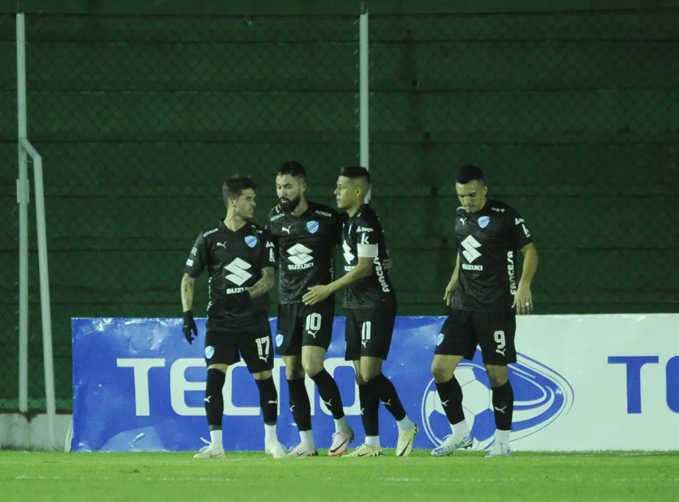 Los jugadores de la Academia celebran el gol de penal de Sávio. Foto: APG.