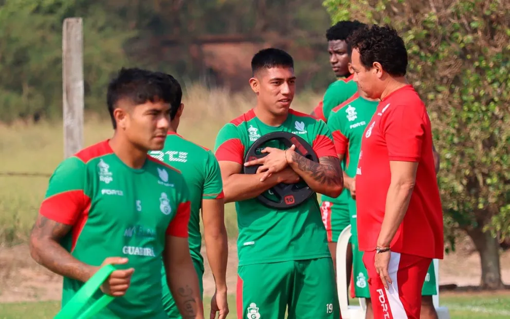 Mojica (de rojo) dirige una práctica del club azucarero. Foto: Club Guabirá.