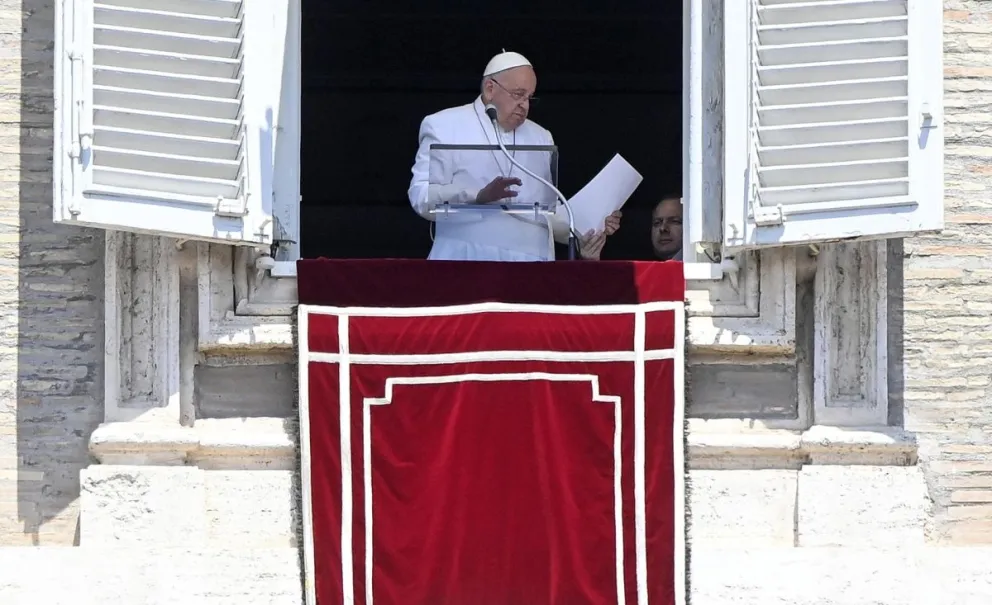 El Papa Francisco dirige la oración del Ángelus desde la ventana de su oficina en la plaza de San Pedro. Foto: EFE