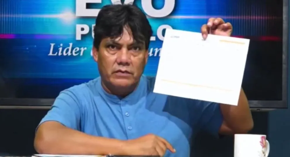 Héctor Arce durante el programa en Radio Kawsachun Coca Foto: Captura