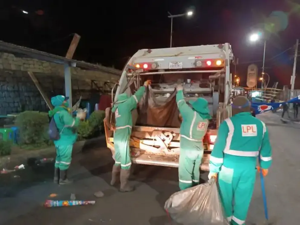 Trabajadores de La Paz Limpia depositan la basura en un carro basurero. /Foto: AMUN.