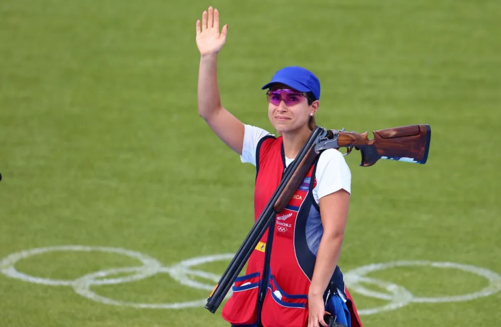 La tiradora chilena Francisca Crovetto levanta el brazo tras concluir su participación en el skeet femenino. Foto: EFE