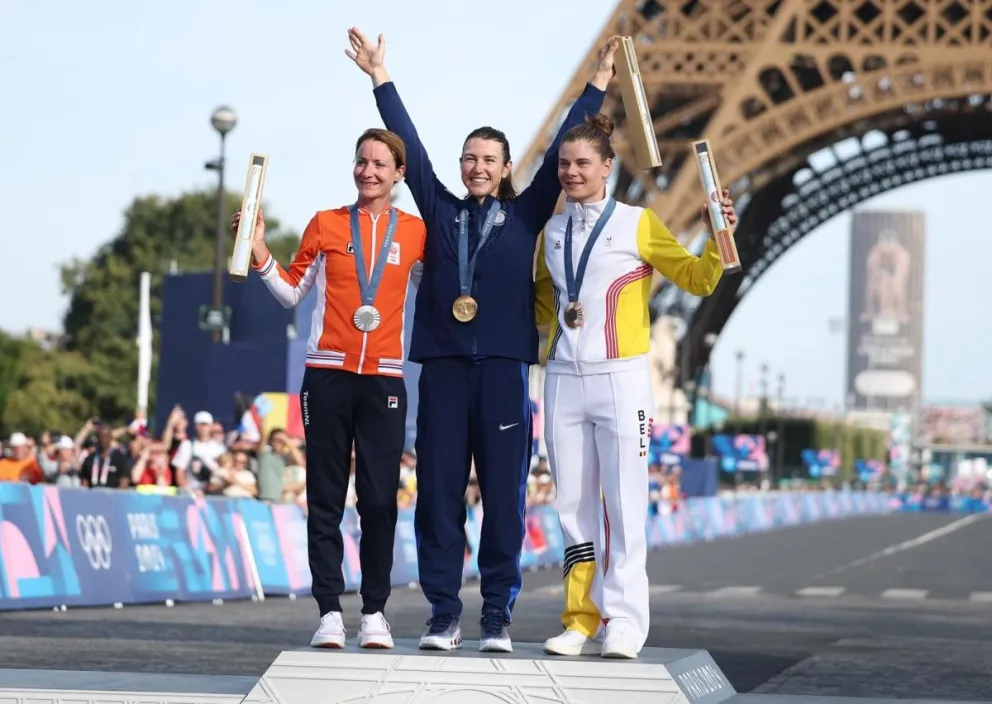 La neerlandesa Marianne Vos (izq.), medalla de plata, la campeona olímpica Kristen Faulkner y la belga Lotte Kopecky (bronce). Foto: EFE 