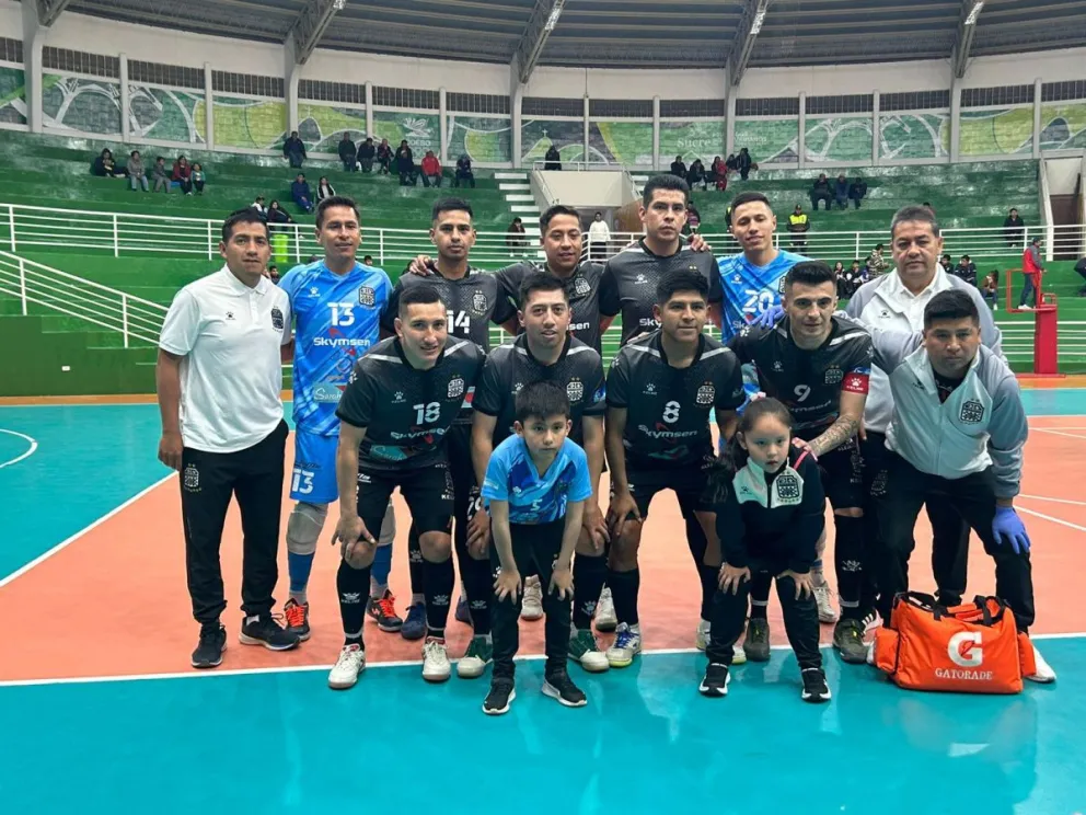 El plantel de Fantasmas que ganó en Sucre. Foto: Fantasmas Morales Moralitos.