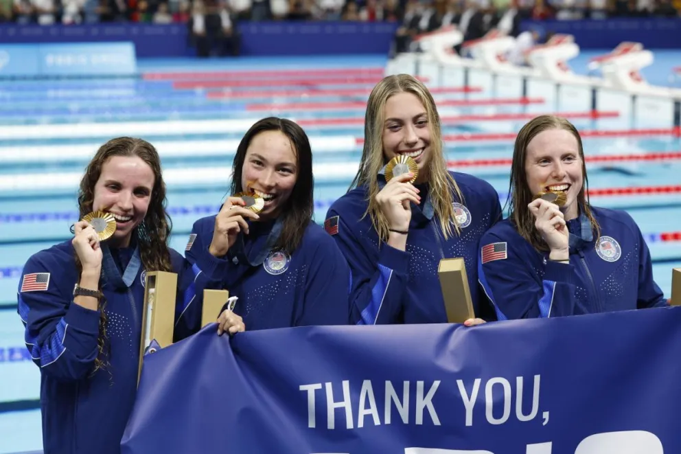 El equipo estadounidense celebra en el podio el título de los 4 x 100 estilos. Foto: EFE