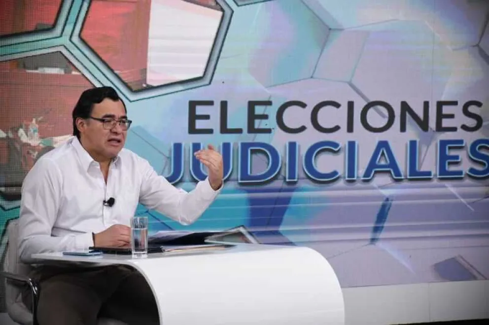 El jefe de bancada del MAS en diputados, Jerges Mercado, informa sobre la preselección judicial. Foto ABI.