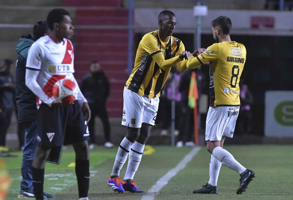Ayarza (centro) ingresa al campo de juego por Ursino en el partido del pasado jueves en El Alto. Foto: APG