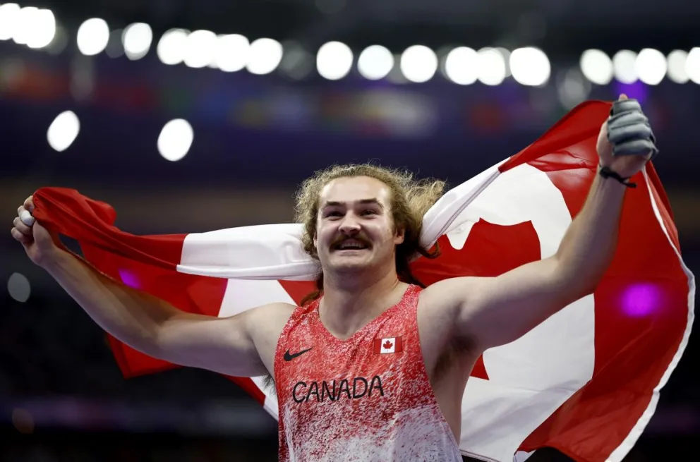 El canadiense Ethan Katzberg celebra su título olímpico en París. Foto: EFE.