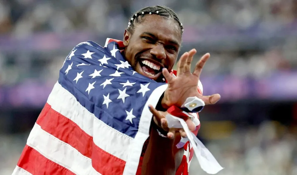  Noah Lyles festeja por el oro que ganó en los 100 metros planos. Foto: EFE.