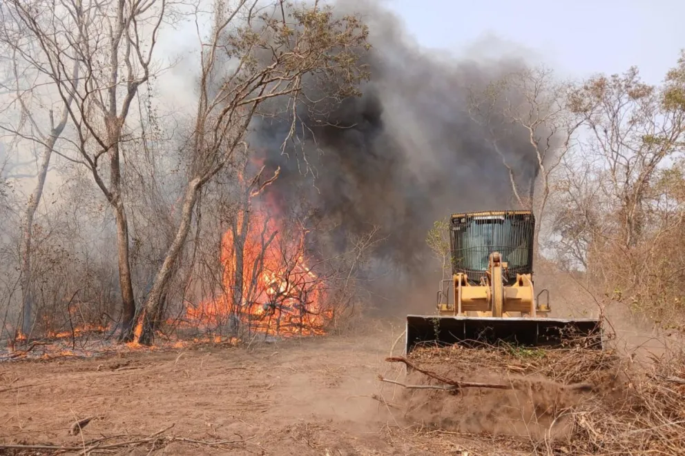 Fotografía cedida por el ejército de Paraguay donde se observa un incendio  en la estancia Campo Grande, al norte de Alto Paraguay. Foto: EFE