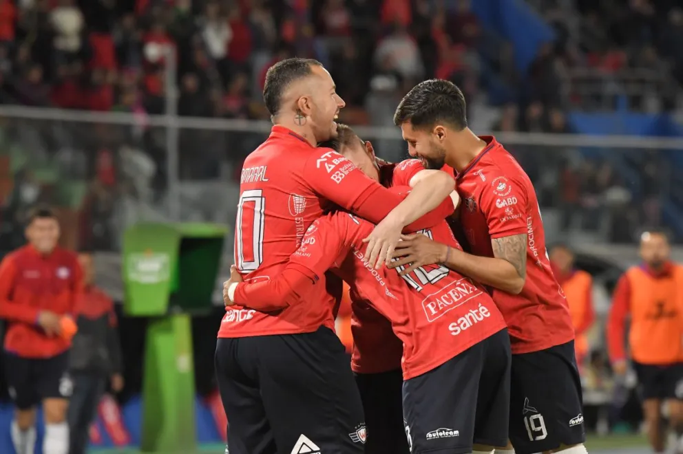 Jugadores de Wilstermann festejan por el gol de Rodríguez a los 24 segundos. Foto: APG.