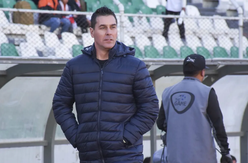 Juan Rescalvo, el asistente técnico de The Strongest, observa el encuentro desde la pista atlética del Siles. Foto: APG