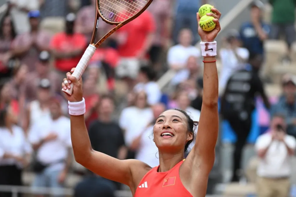 Zhen Qinwen, de China, celebra su título olímpico tras derrotar en la final a la croata Donna Vekic, en las competiciones de tenis de París 2024. Foto: EFE