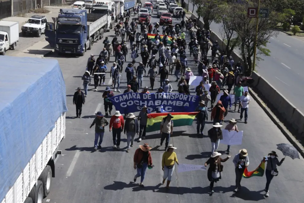 Una marchan de protesta en Cochabamba en protesta por la escasez de combustibles y dólares. Foto: APG