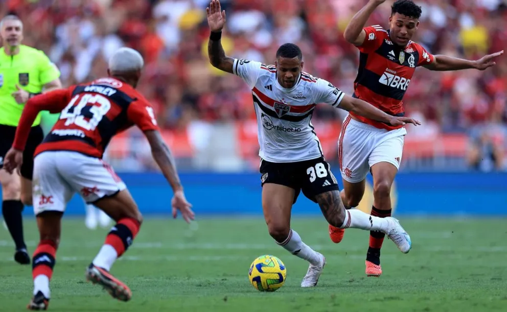 Una incidencia del partido que jugaron Flamengo y Sao Paulo. Foto: Telecom Asía