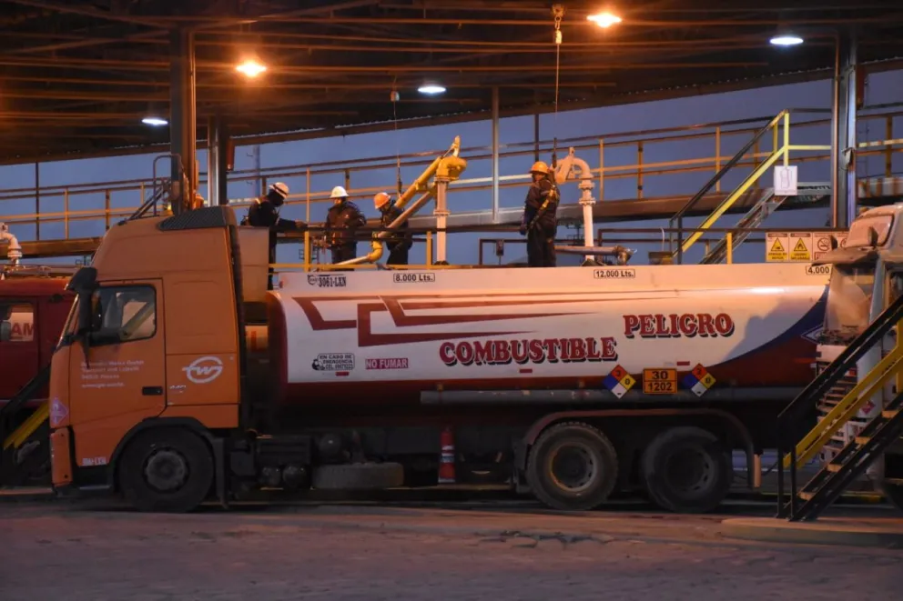 Una cisterna con combustible en este operativo de reabastecimiento. Foto: APG