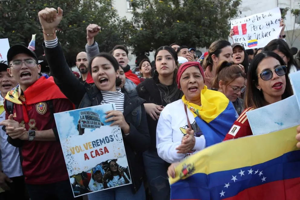 Venezolanos protestan en Lima contra los resultados de los comicios. Foto: EFE