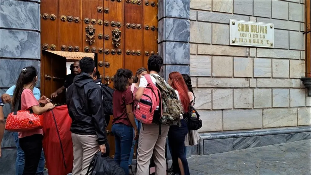 El portón de la casa del prócer boliviano, con turistas que esperan ingresar. Fotos Carlos Quisbert