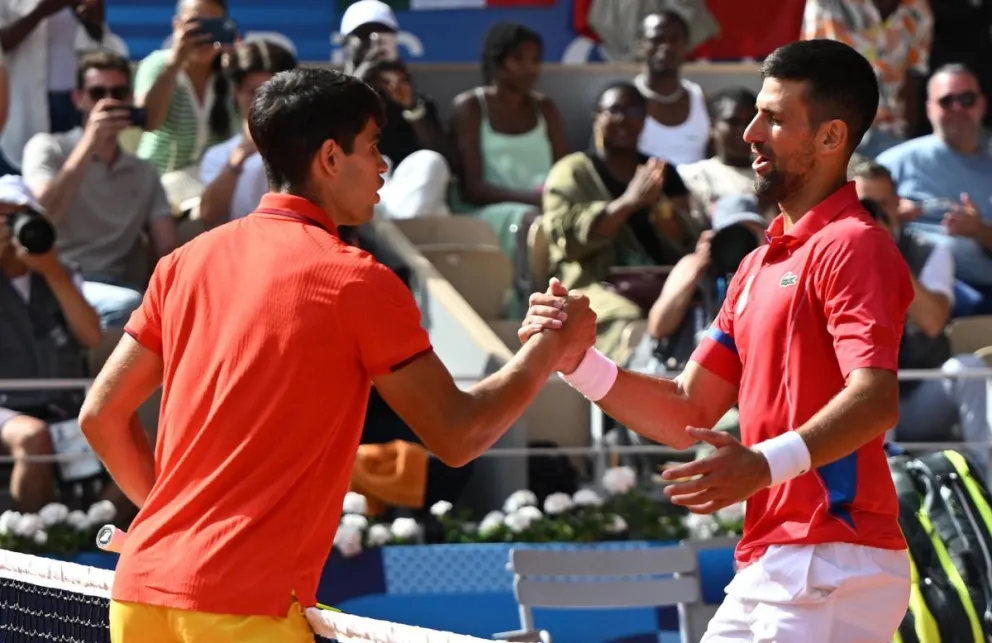 Novak Djokovic y Carlos Alcaraz tras la final individual masculina de tenis de los Juegos Olímpicos de París 2024. Foto: EFE