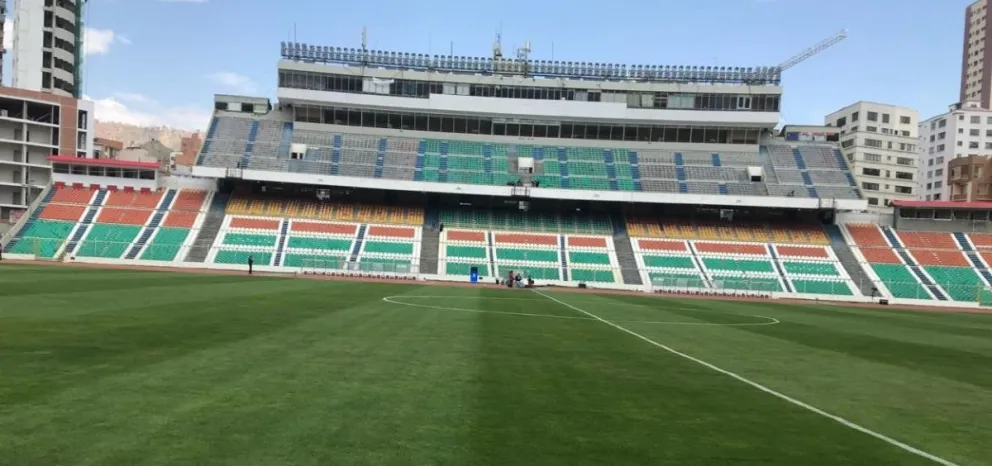 Vista departe del campo de juego y la tribuna de preferencia del estadio Hernando Siles. Foto; Archivo Sports 360