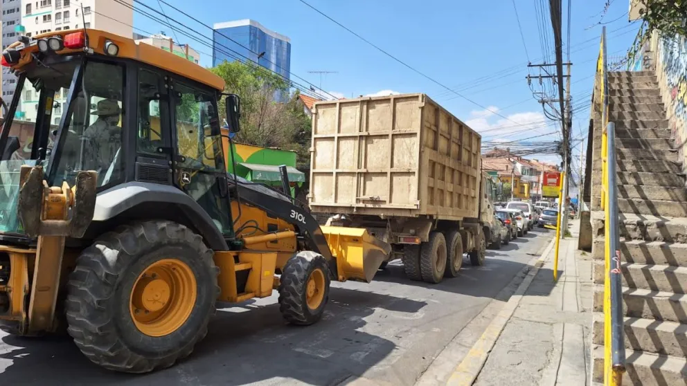 Este lunes hubo filas hasta de tractores y camiones pesados en estaciones de servicio para cargar diésel Foto: M Belmonte