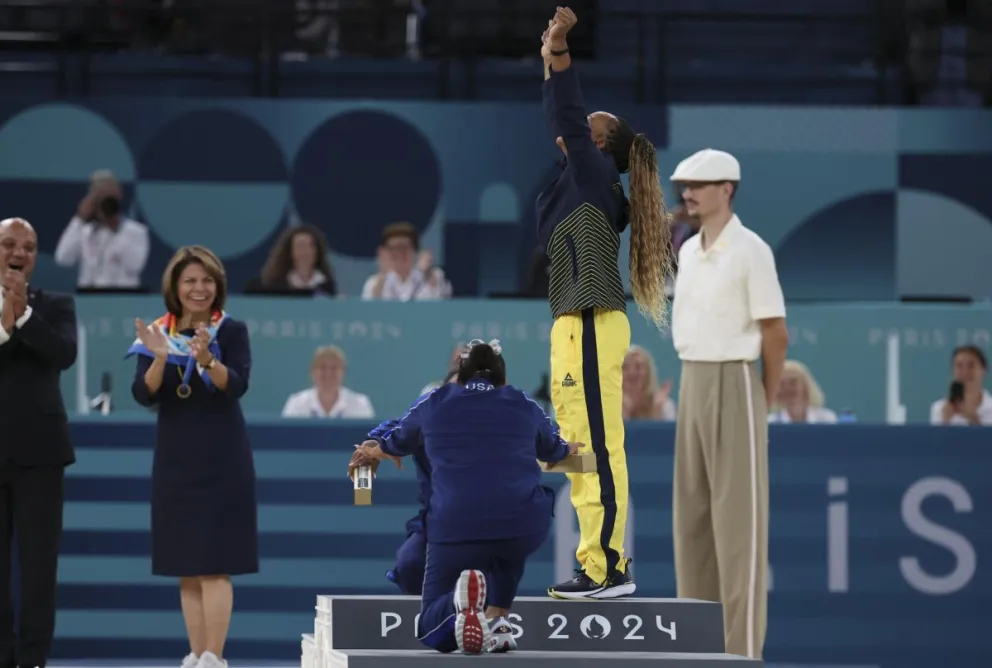 Las estadounidenses Simone Biles y Jordan Chiles le rinden un homenaje a la brasileña Rebeca Andrade. Foto: EFE